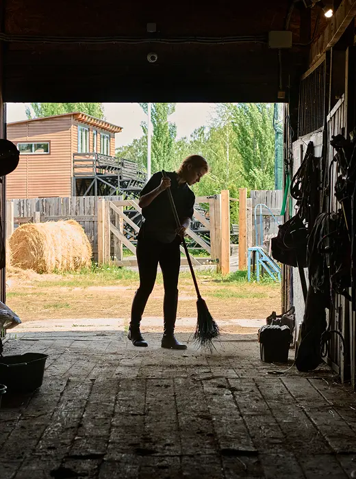 Mozo de cuadra trabajando en establo